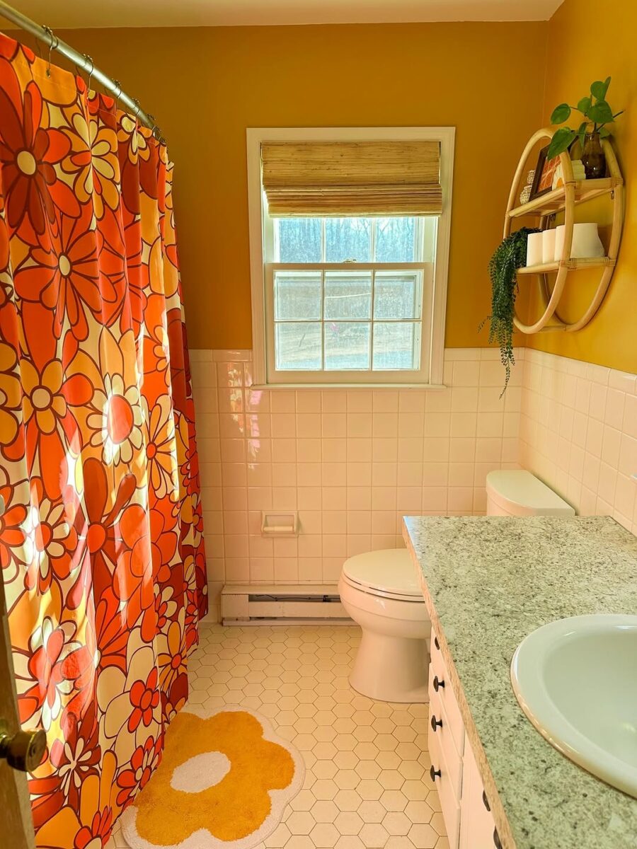 Bright and cheerful vintage bathroom decor