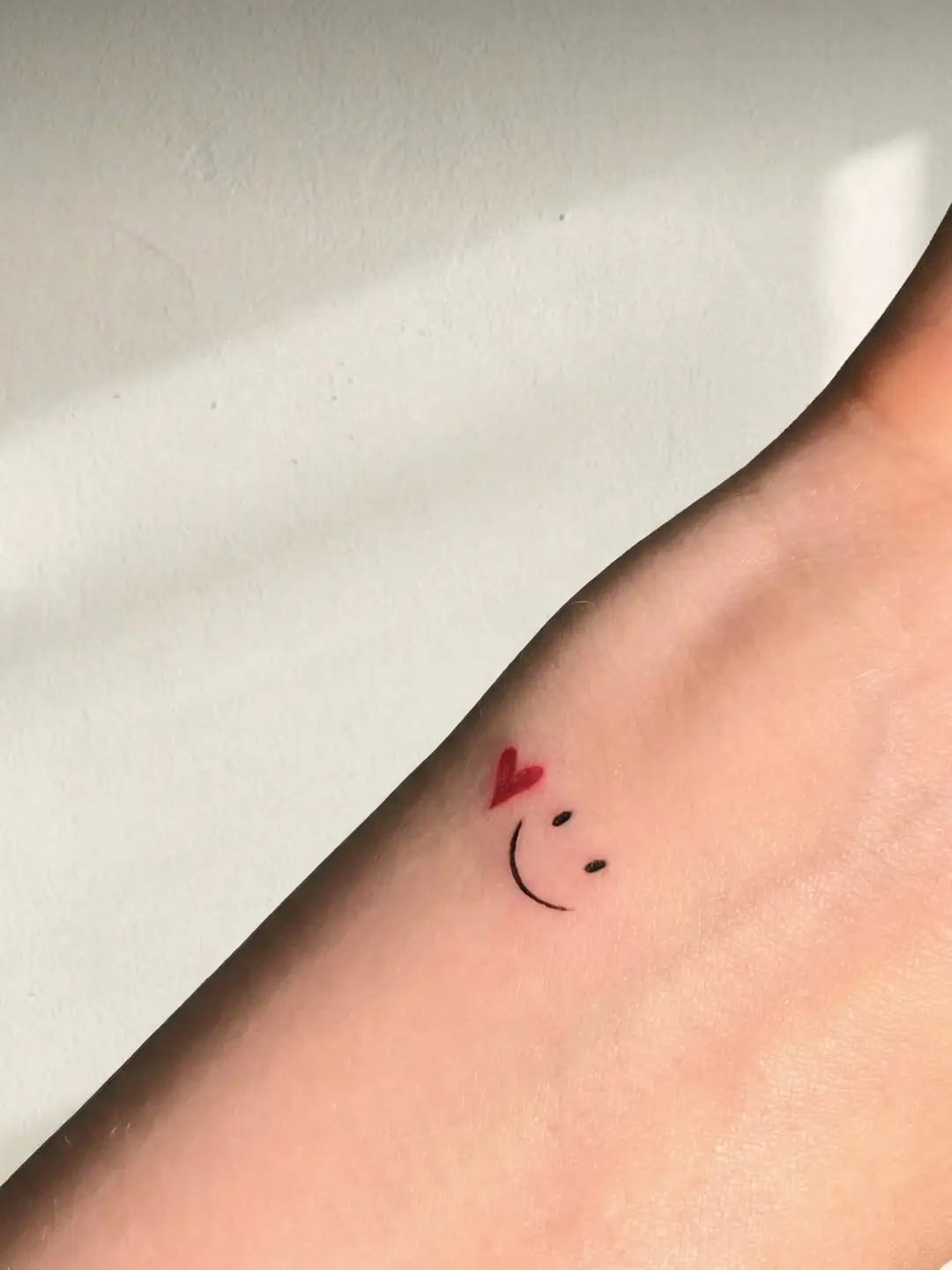 Charming minimalist smiley with a heart