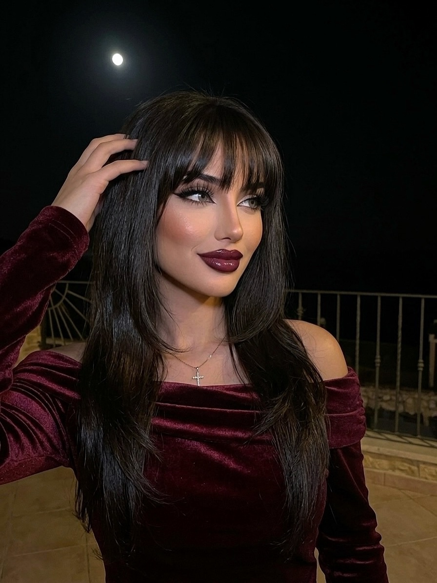 Dramatic makeup for enchanting night dates