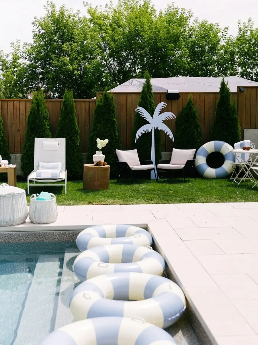 Charming decor for a delightful poolside retreat