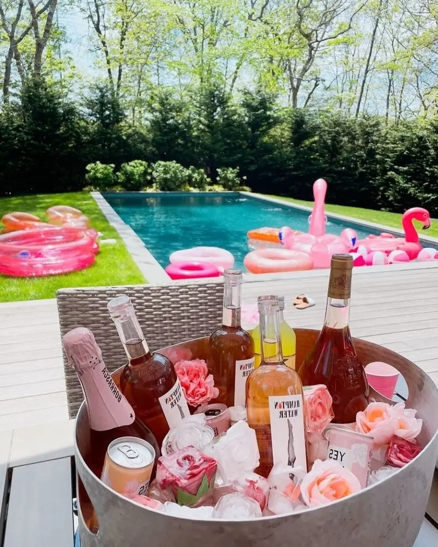 Chic decor for a vibrant poolside atmosphere