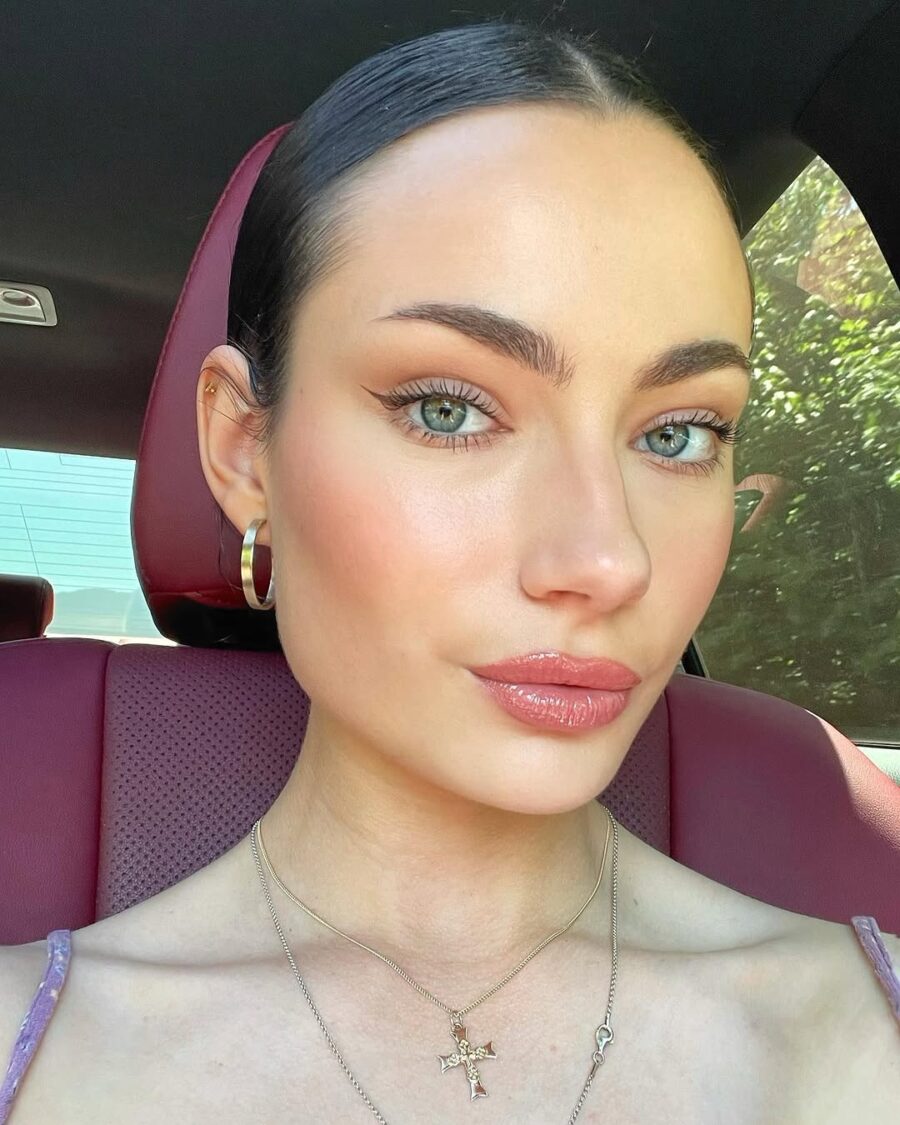 Effortless summer glow with defined features
