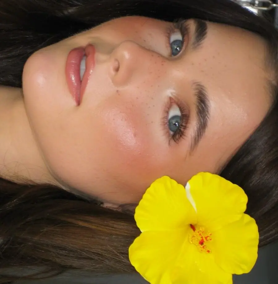 Fresh, radiant makeup with a tropical flair