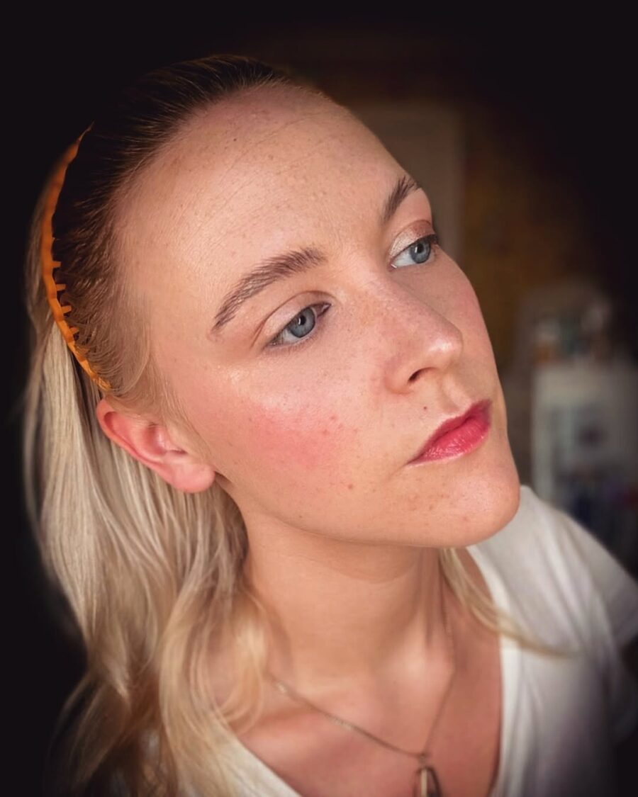 Fresh and radiant vacation makeup for summer