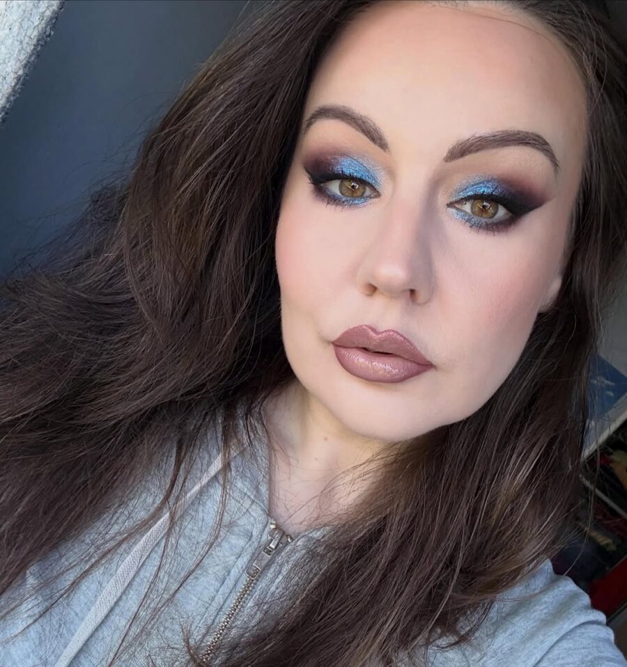 Vibrant blue and nude lips for vacation vibes