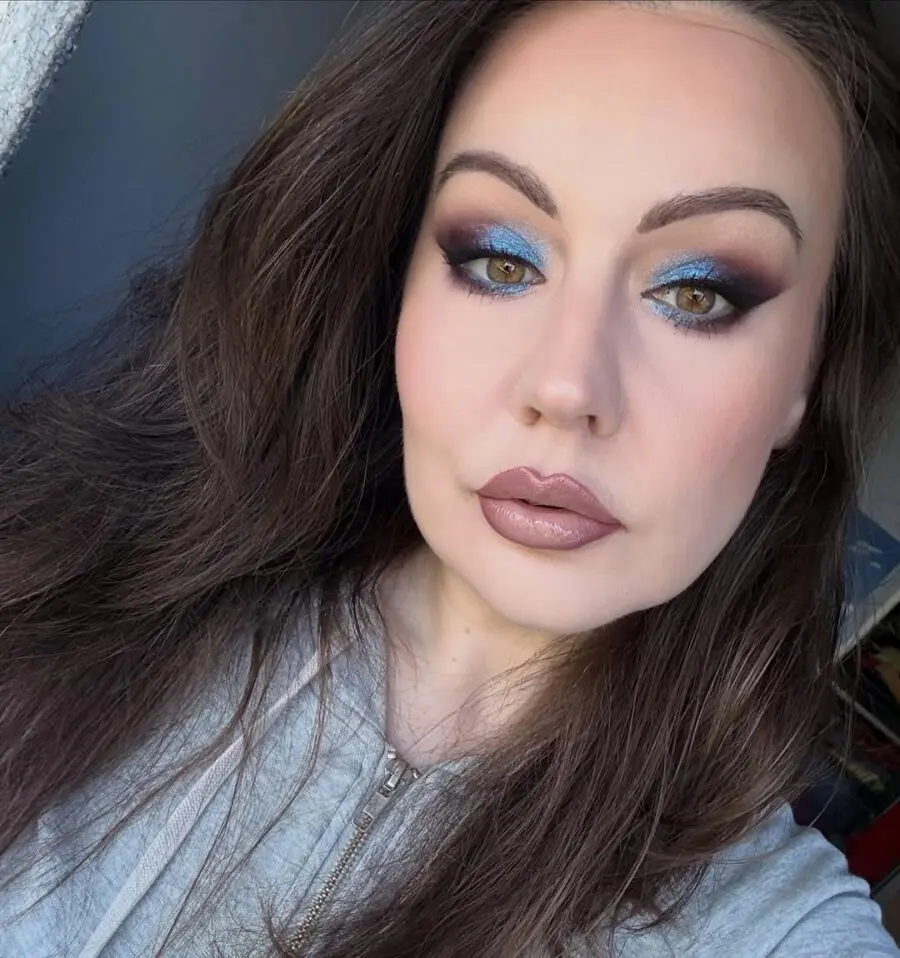 Vibrant blue and nude lips for vacation vibes