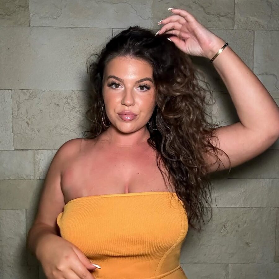 Glowing summer look with effortless curls