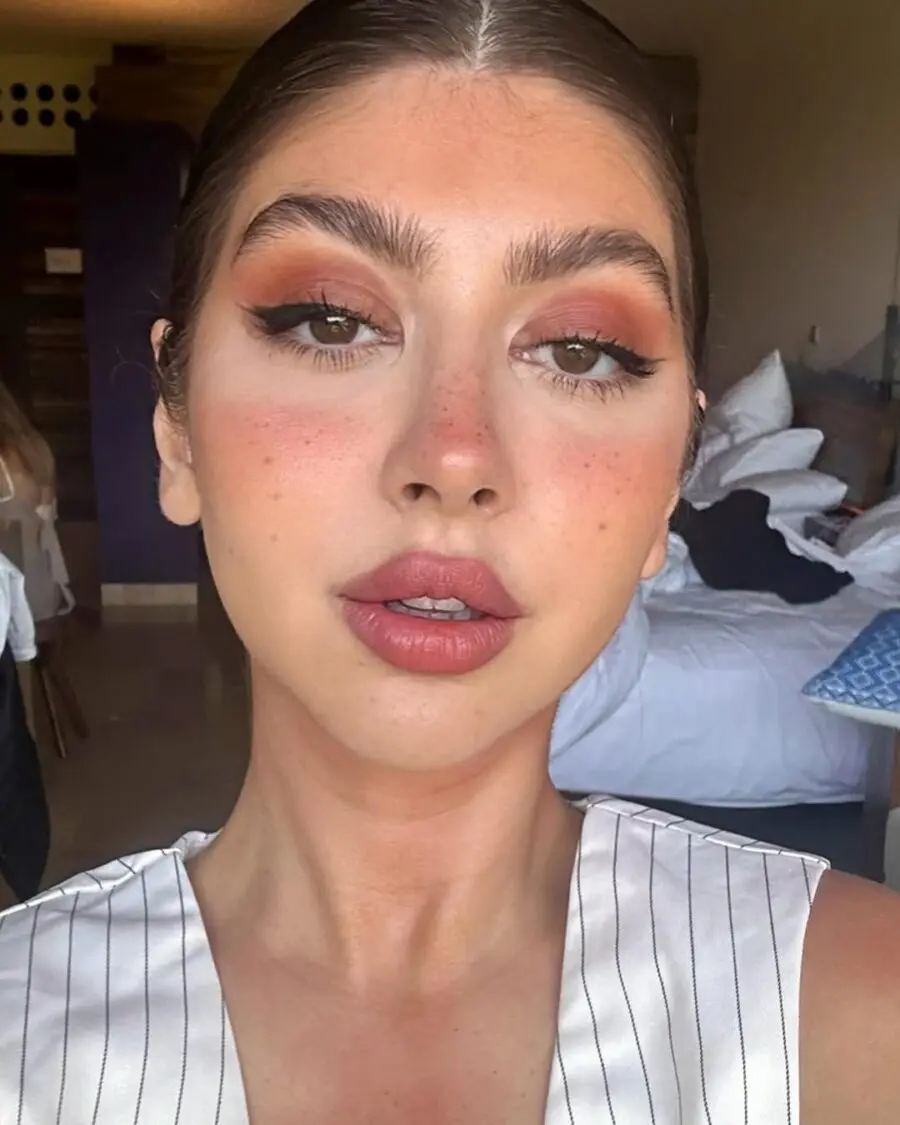 Sunkissed glam for your vacation look