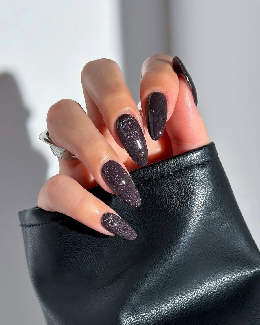 Glamorous velvet nails with dark glitter finish