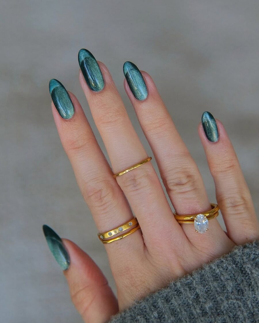 Stylish green velvet nails with shimmering effect