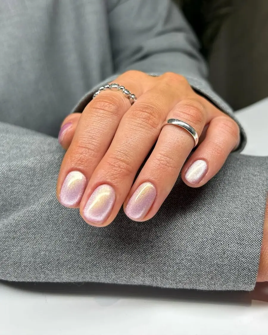 Chic and glossy velvet nail design