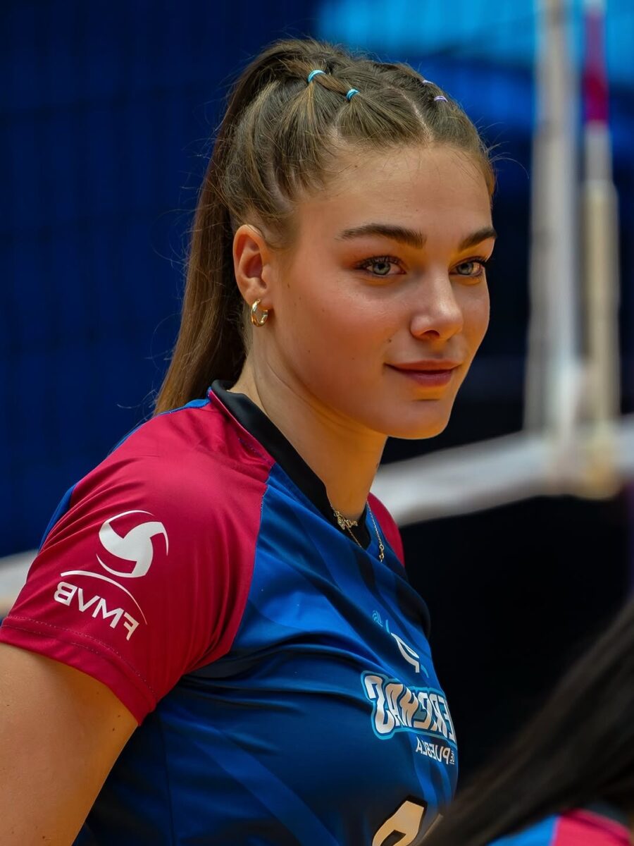 Trendy half-up style for volleyball matches