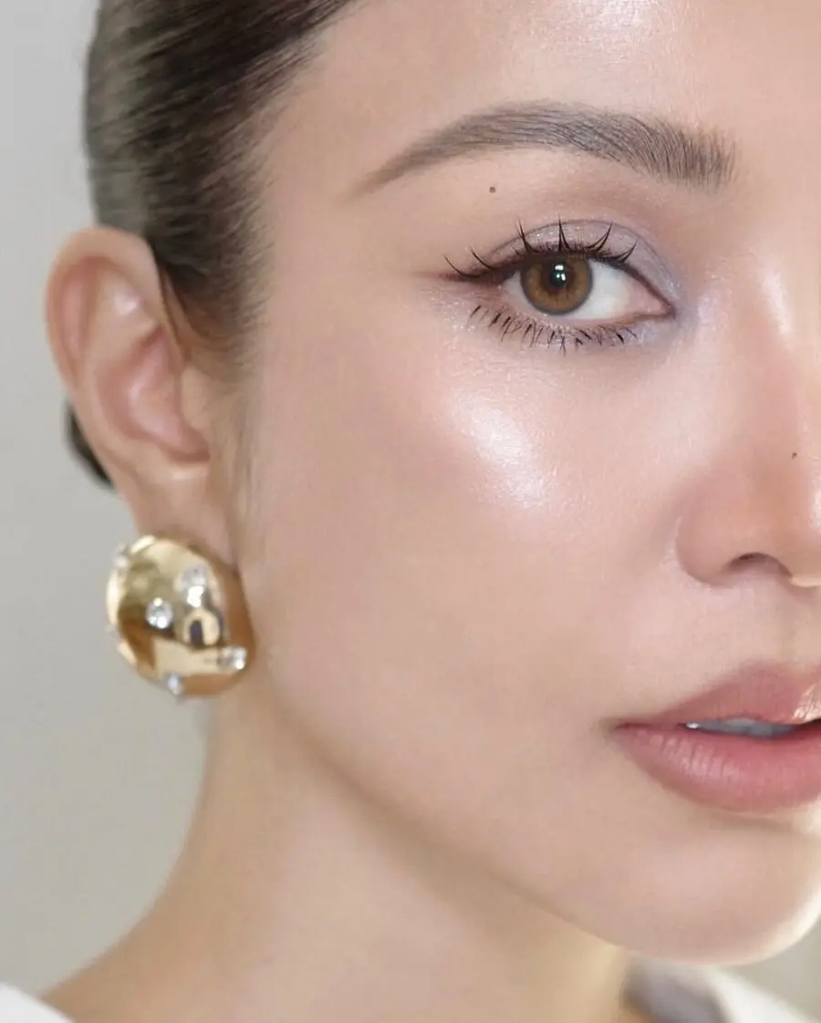 Elegant glow with subtle eye makeup
