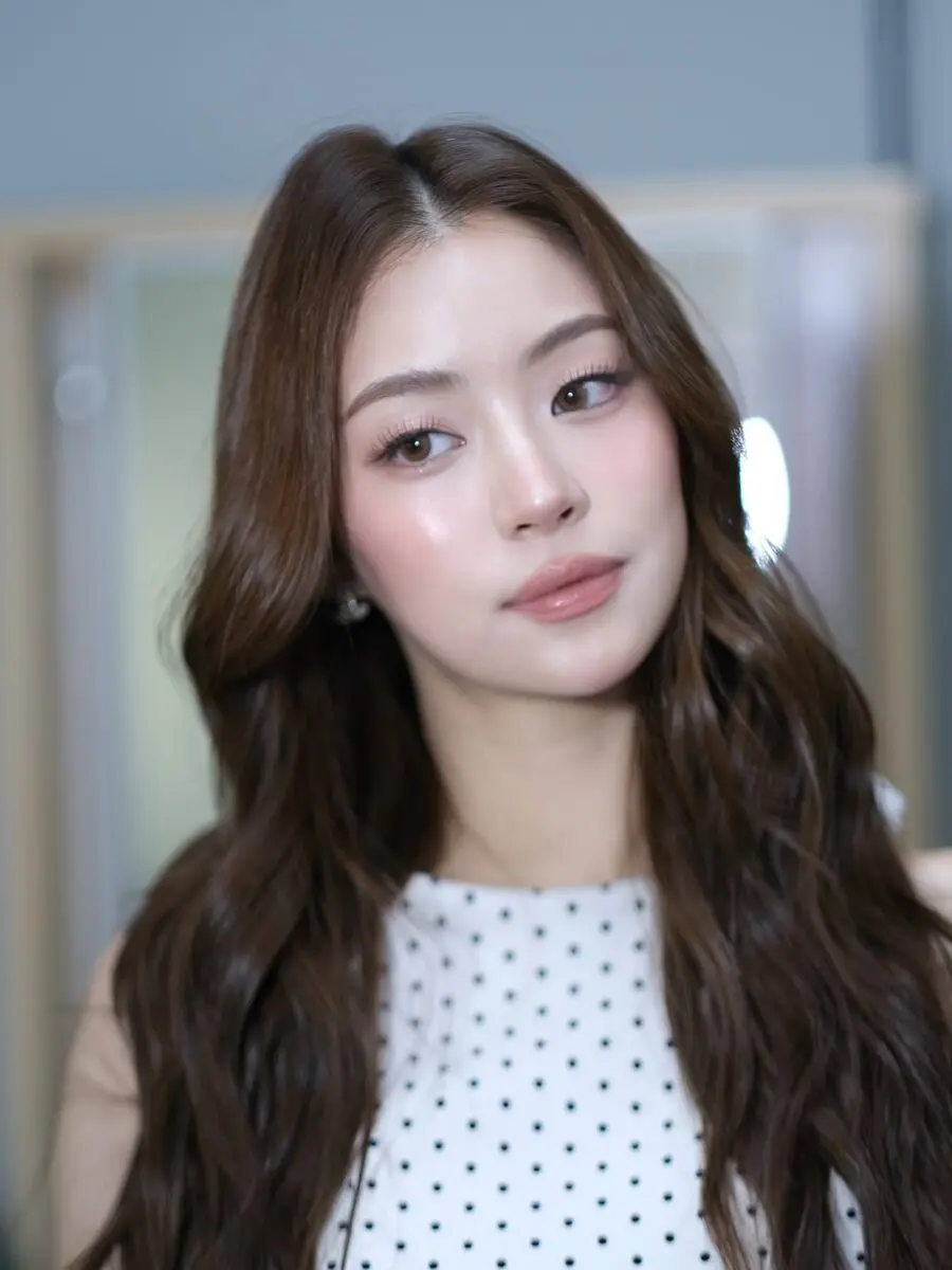 Effortlessly elegant natural glow makeup look