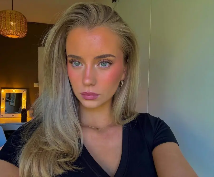 Fresh and confident work makeup look.