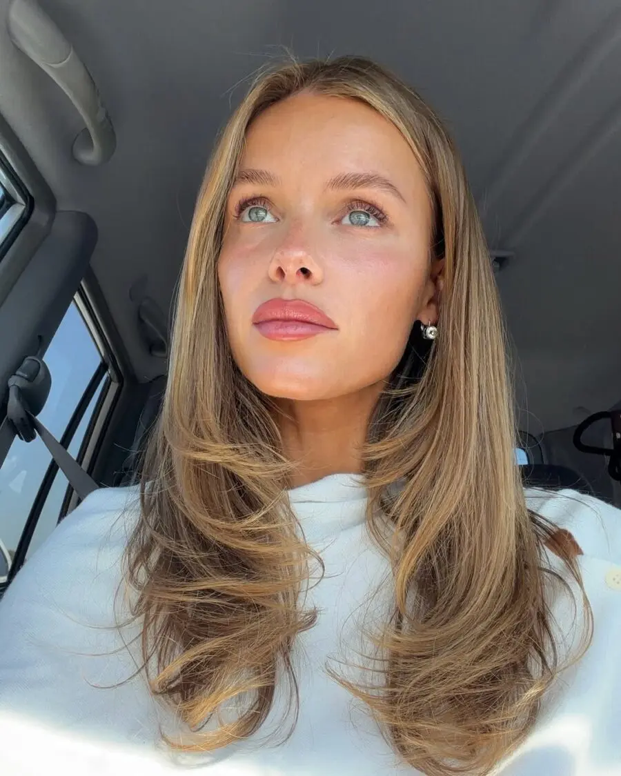 Radiant natural makeup for a fresh workday