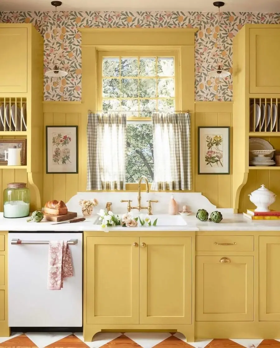 Bright lemon-themed kitchen brings cheerful vibes