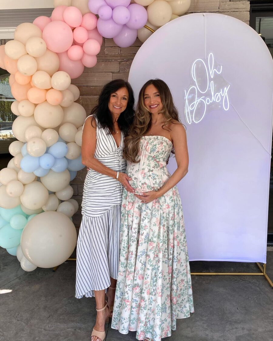 Charming Mother-Daughter Baby Shower Outfit Inspiration