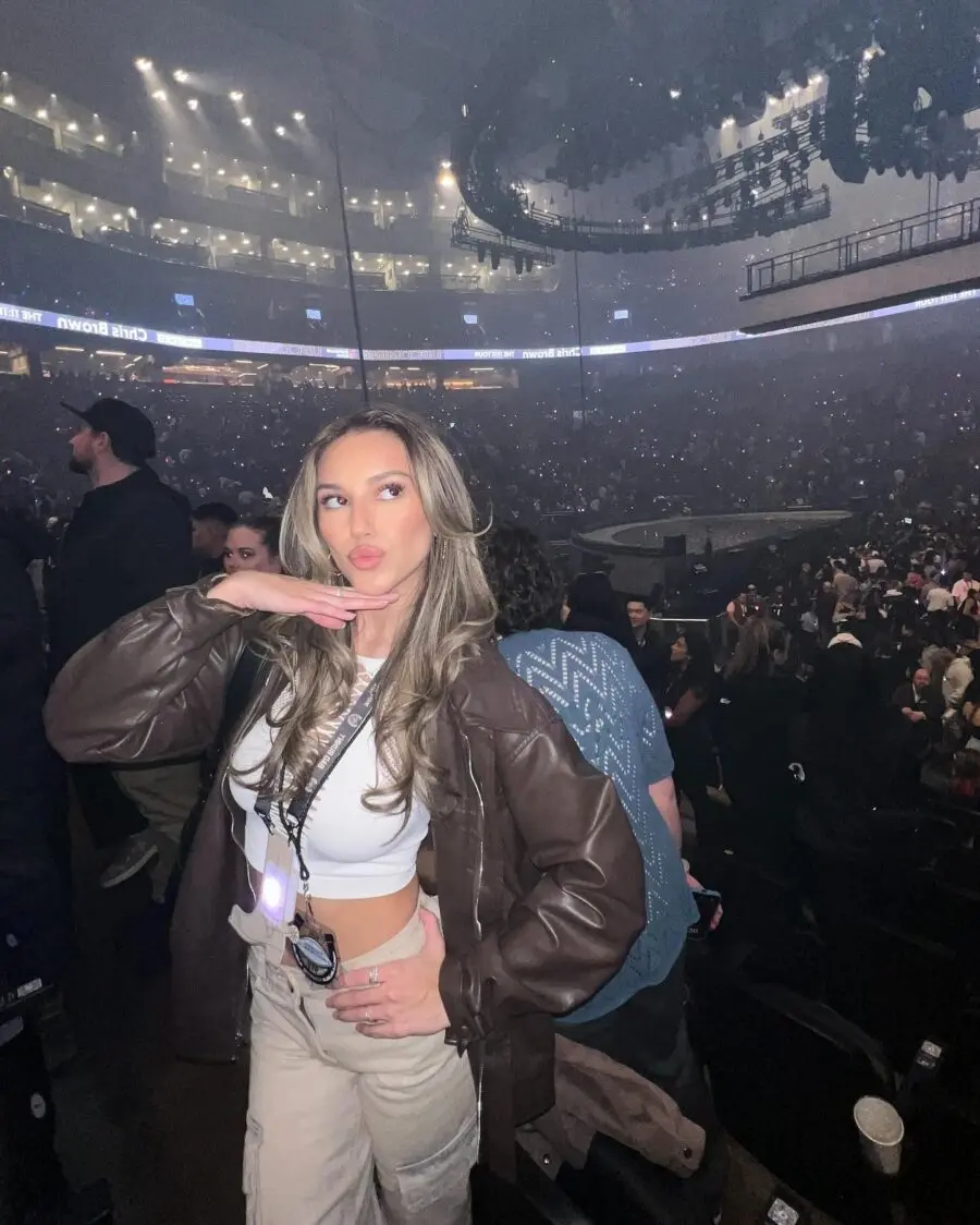 Chic concert look with a touch of glam