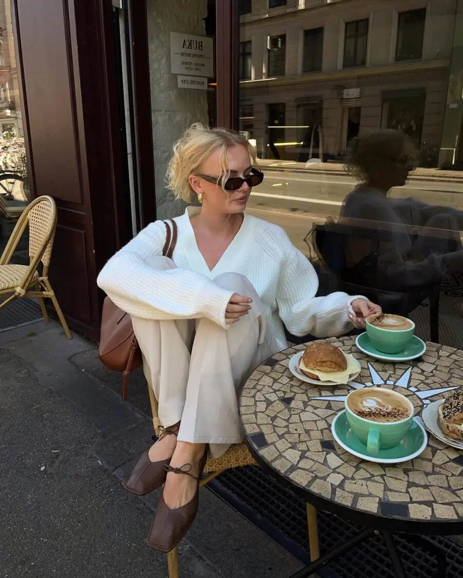 Chic Relaxed Outfit with Ballet Flats at a Cafe