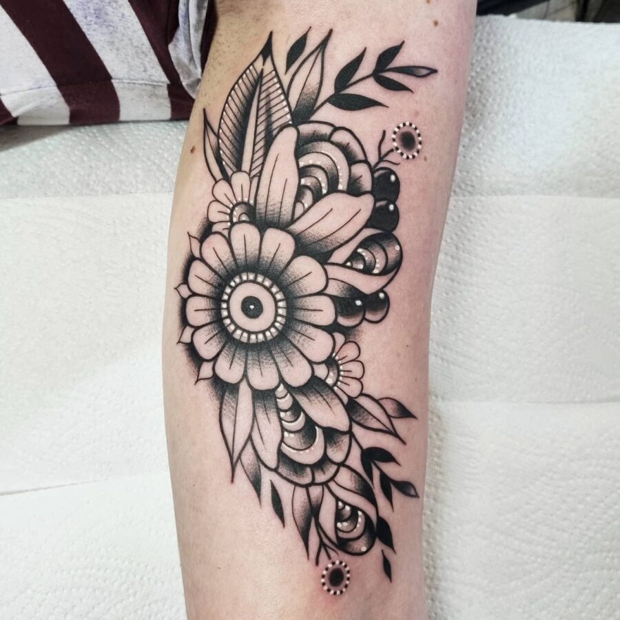 Stunning floral design wrapped around the bicep.