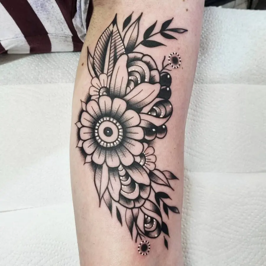Stunning floral design wrapped around the bicep.