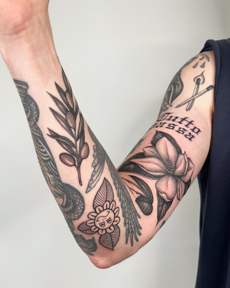 Trendy floral biceps tattoos for modern aesthetics