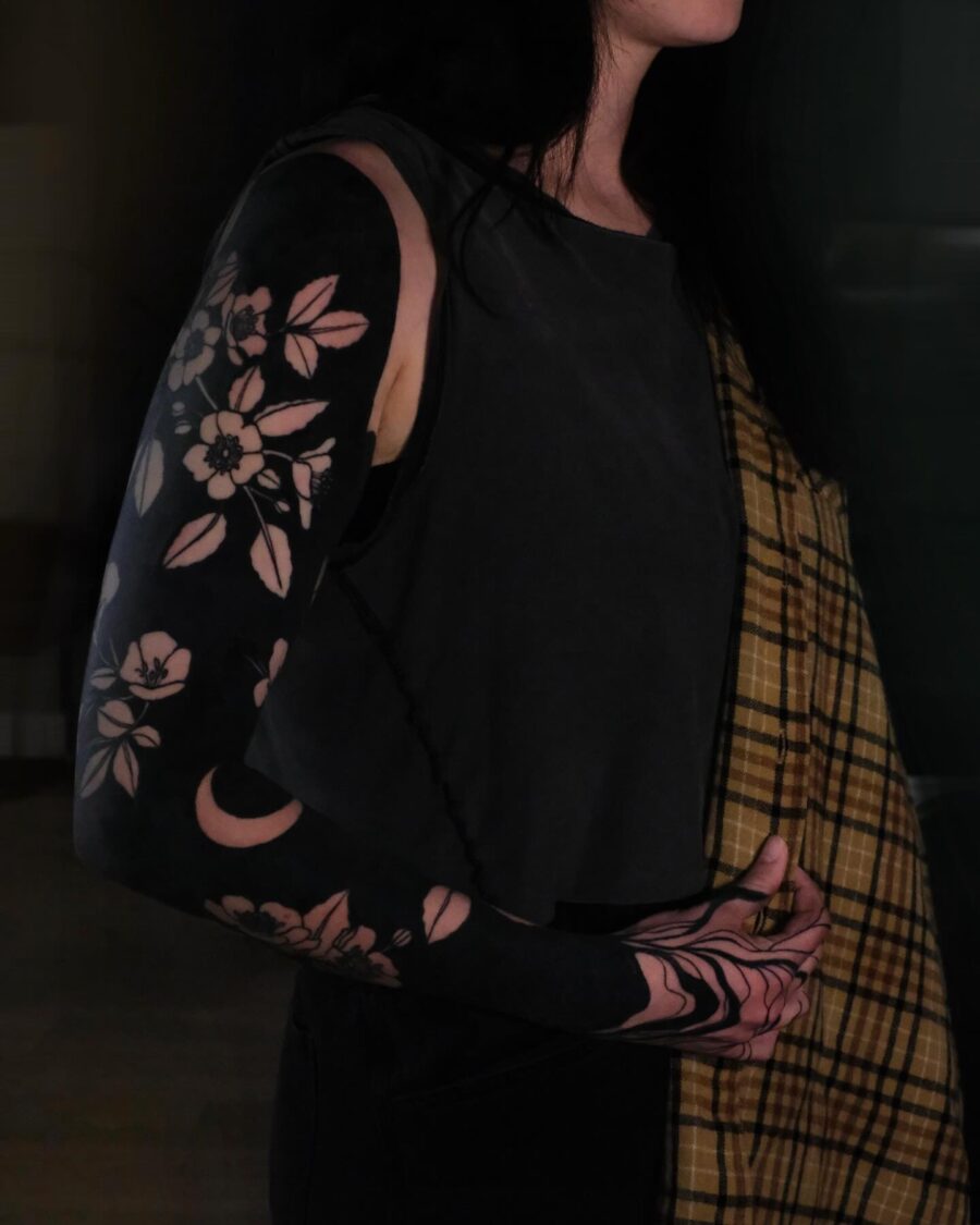 Elegant floral designs enhance sleek tattoo style