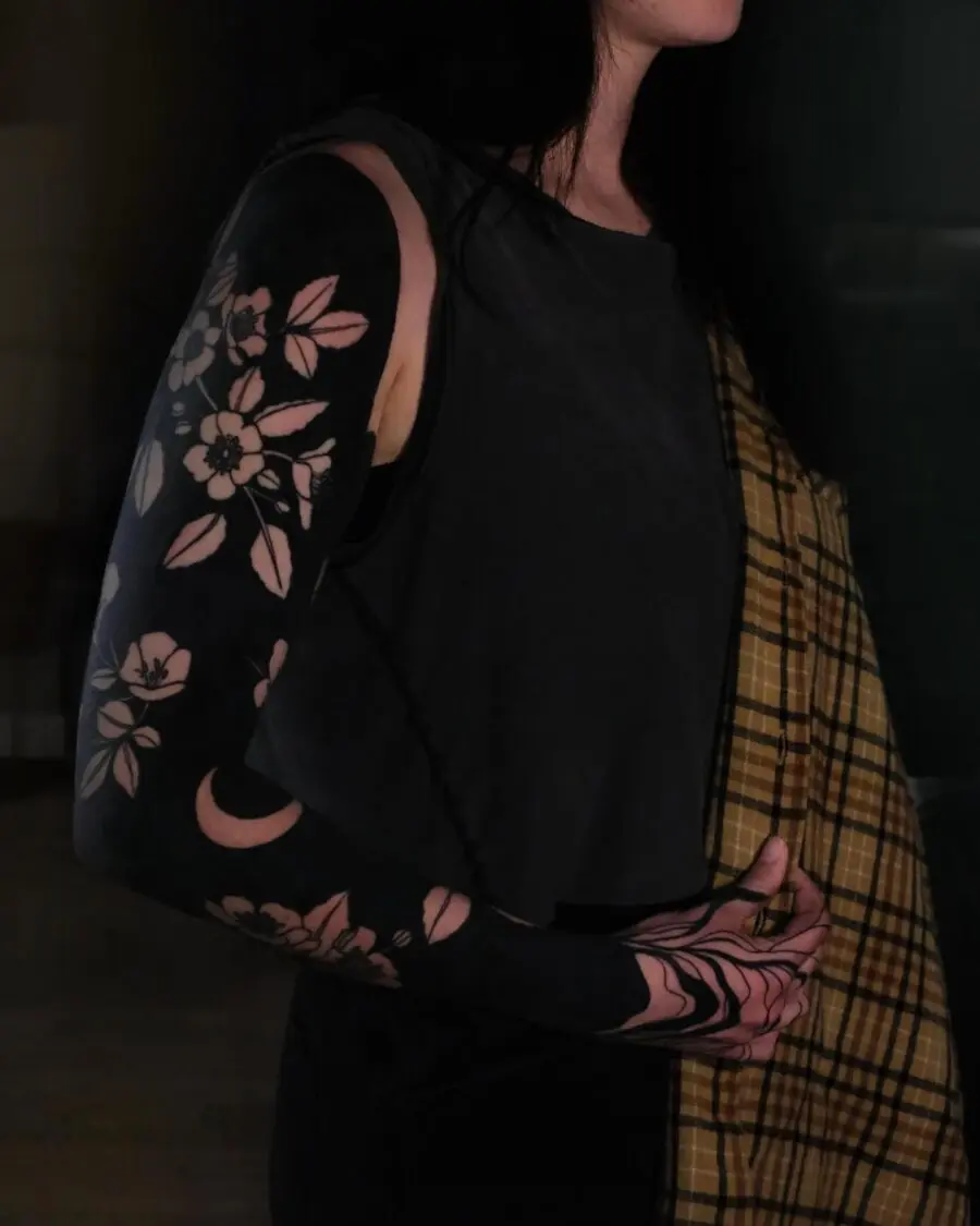Elegant floral designs enhance sleek tattoo style