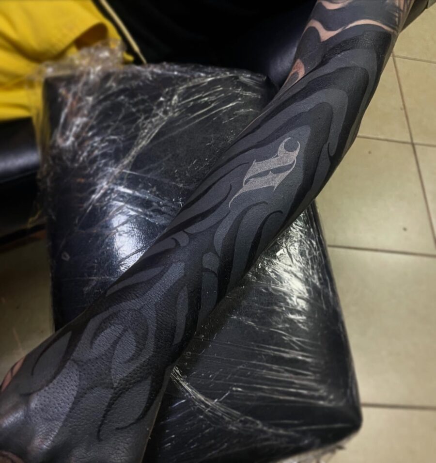 Stylish wave pattern black sleeve tattoo