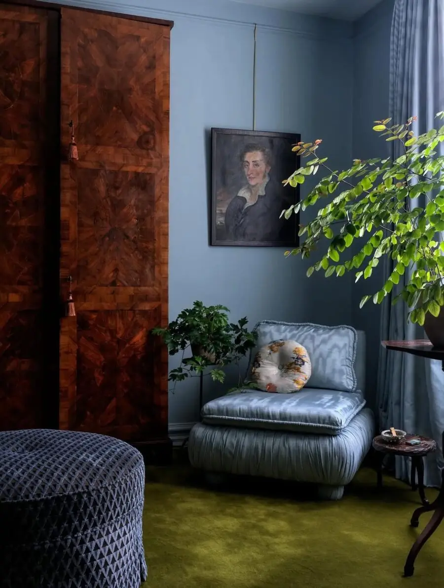Elegant Blue Living Room with Vintage Touch