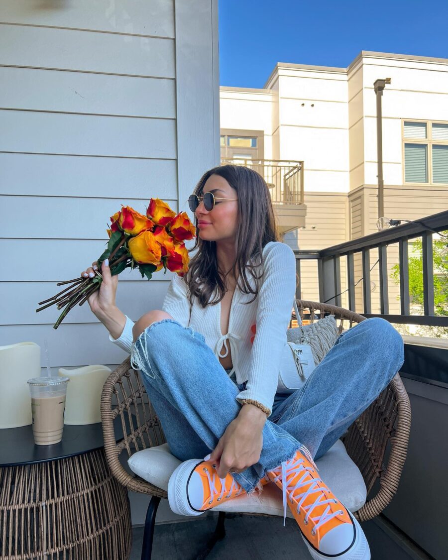 Chic Casual Spring Outfit Featuring Converse