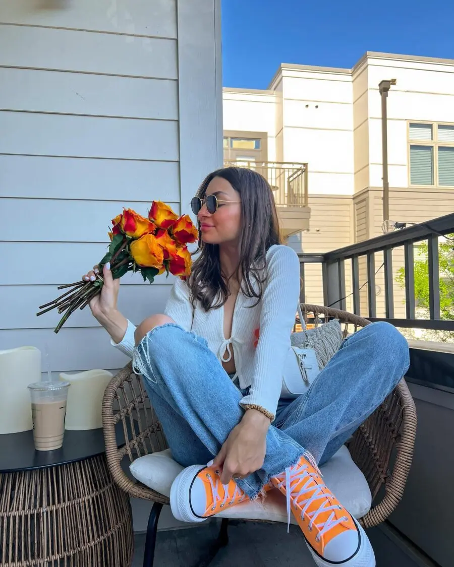 Chic Casual Spring Outfit Featuring Converse