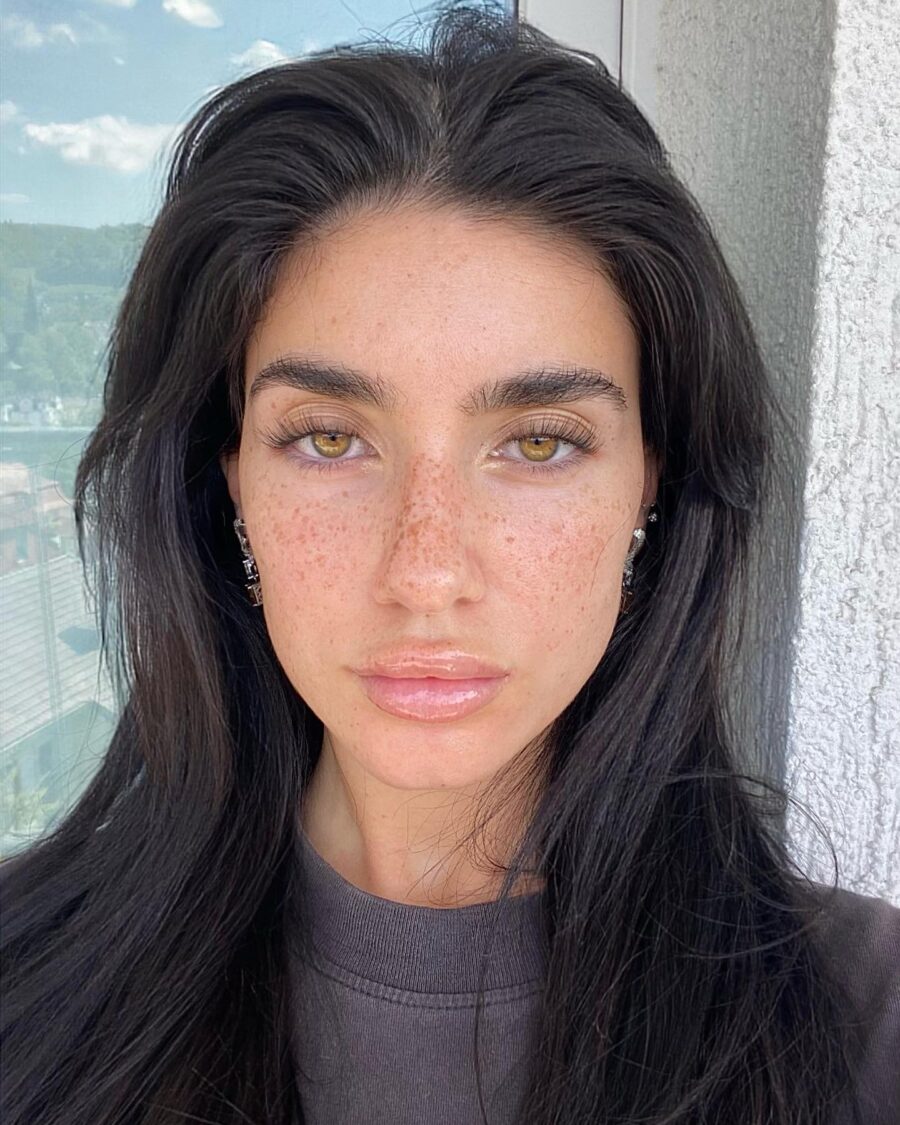 Effortlessly radiant and natural makeup look