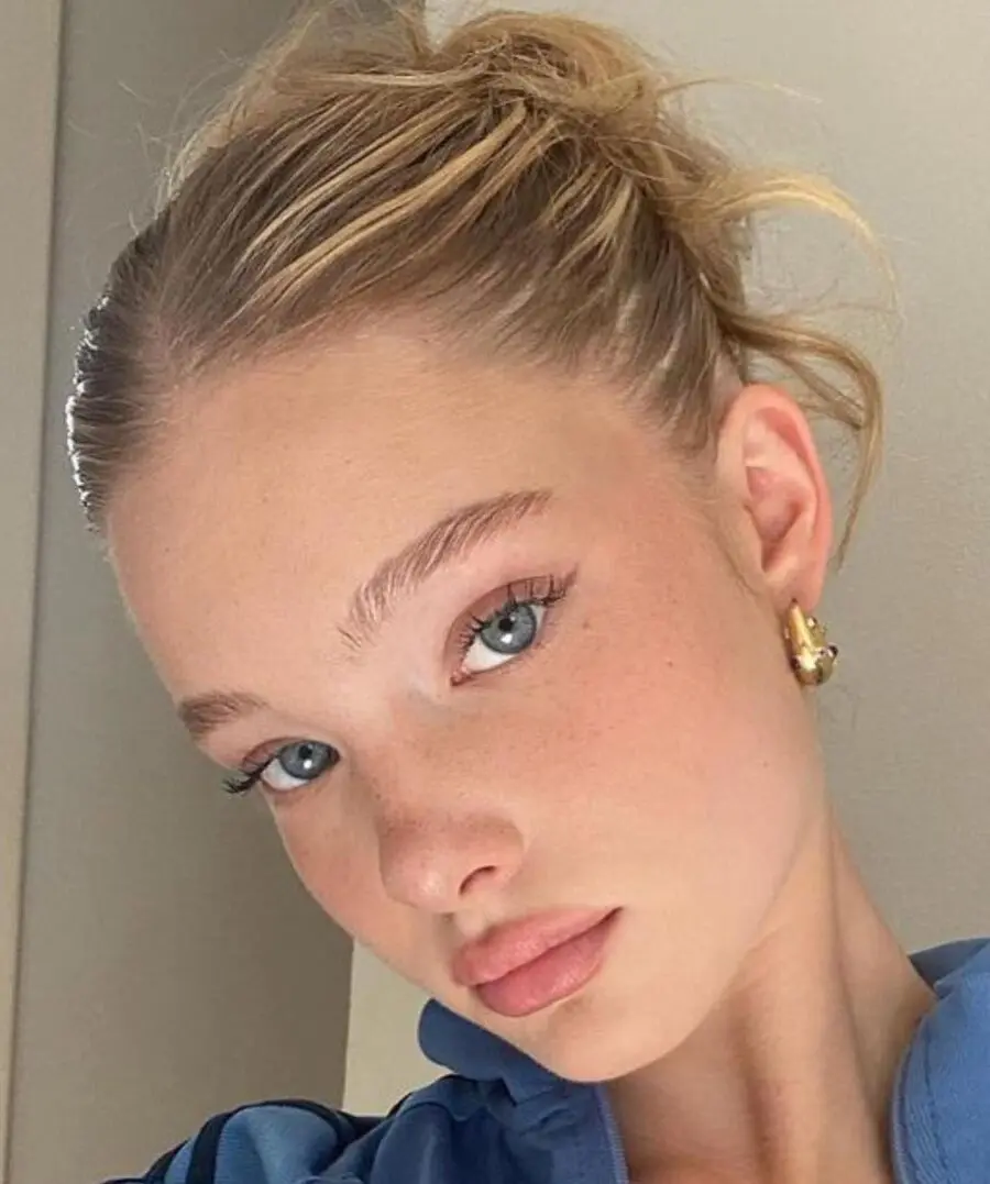 Radiate natural beauty with effortless makeup style