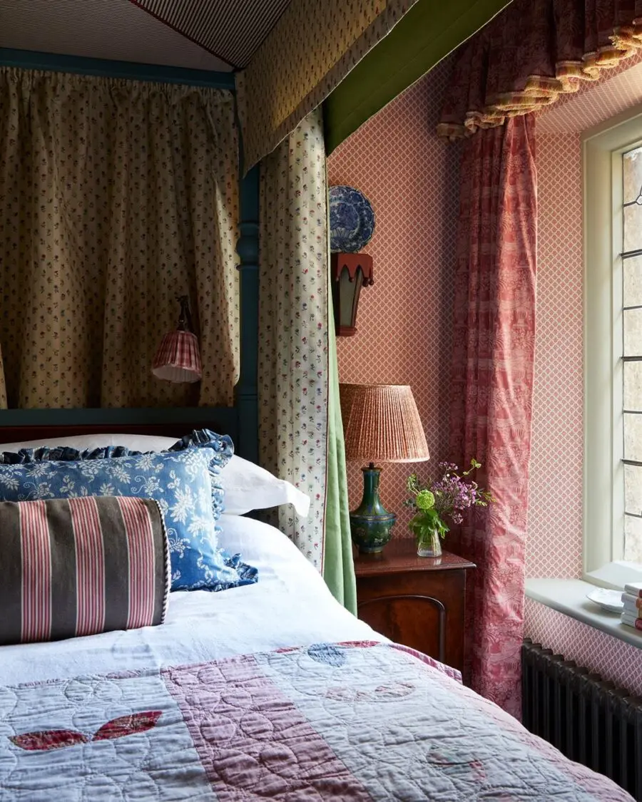 Charming vintage decor for a cozy bedroom