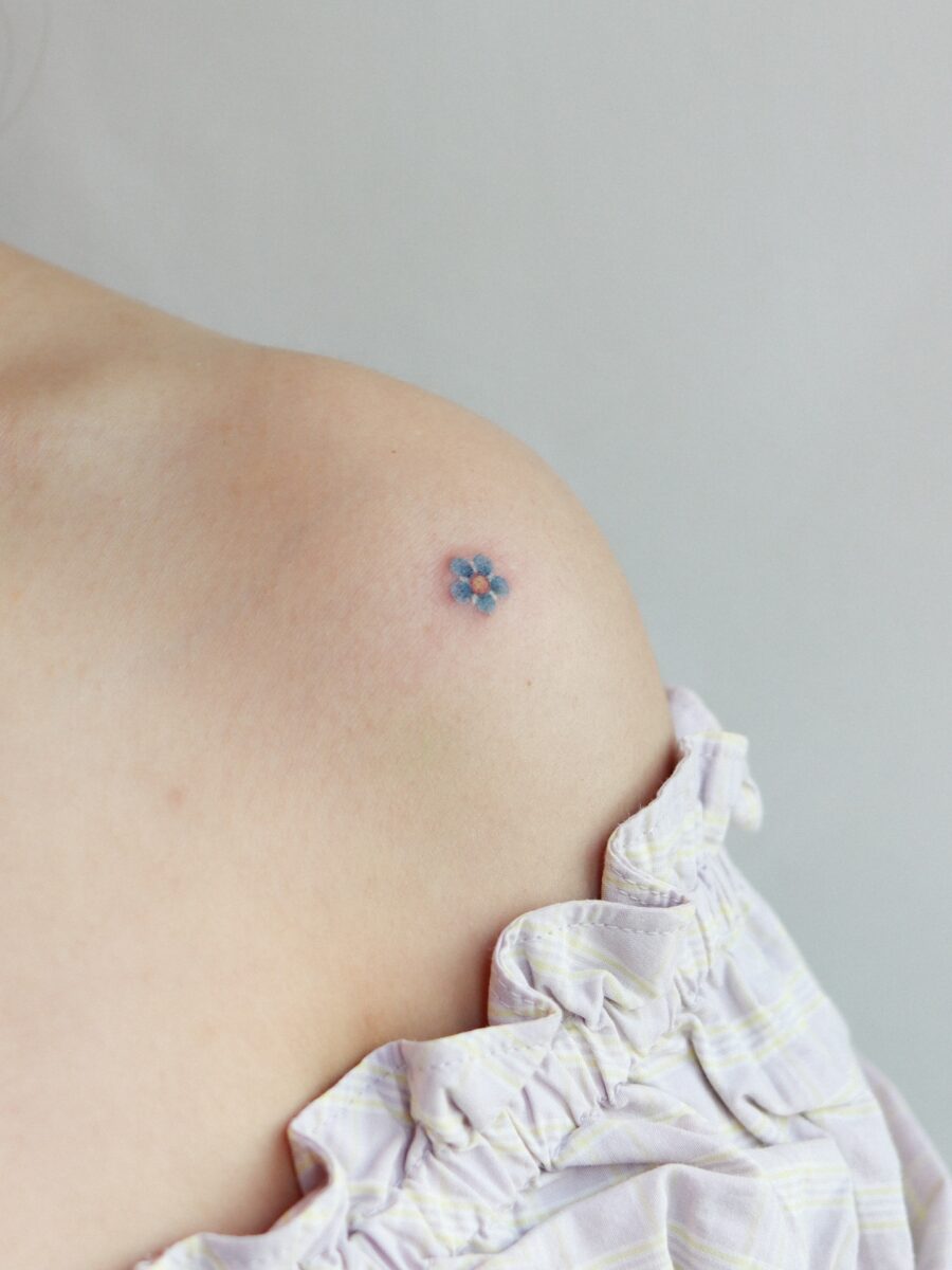 Delicate floral design on the shoulder