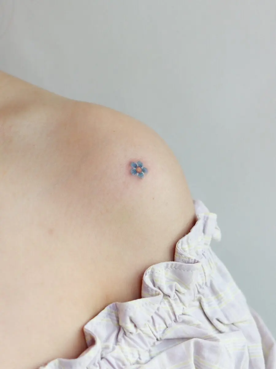 Delicate floral design on the shoulder