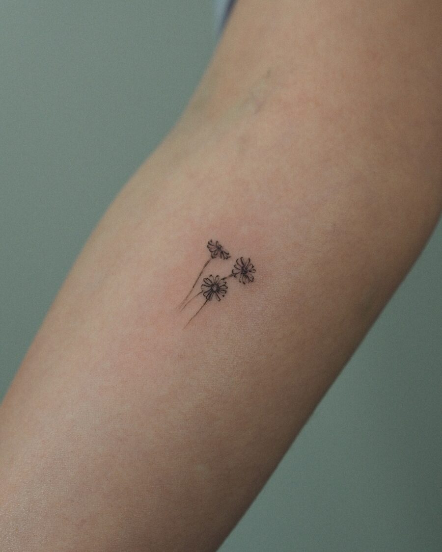 Elegant minimalist flower tattoos for a subtle touch