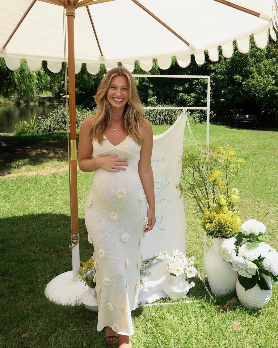 Chic maternity dress for a sunny baby shower