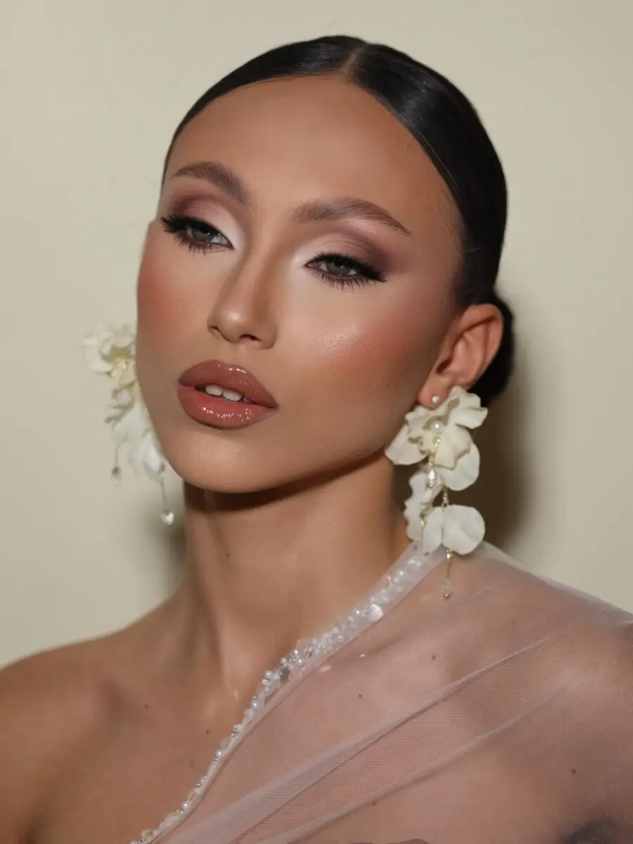 Elegant glow with soft neutral tones