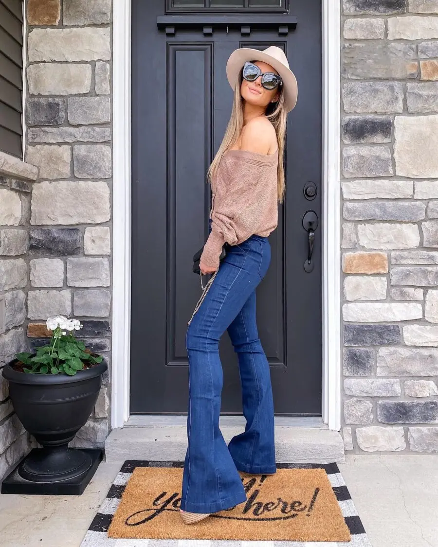 Chic Flare Jeans Look for Casual Outings