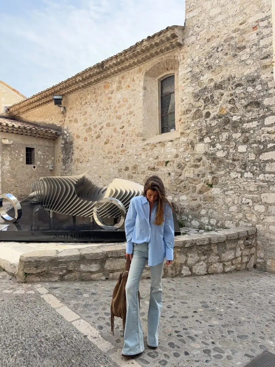 Effortlessly chic flare jeans street style
