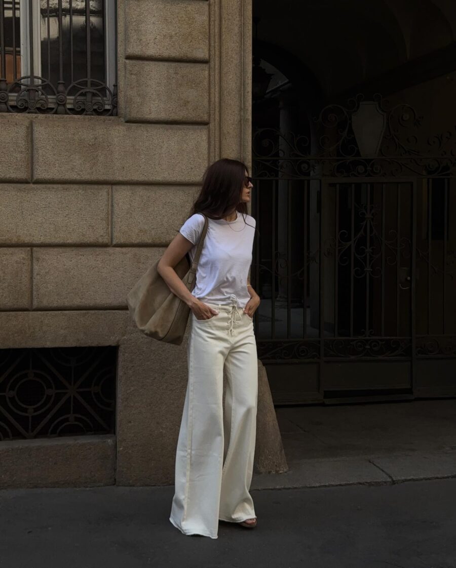 Chic Casual Flare Jeans Ensemble for Everyday Wear