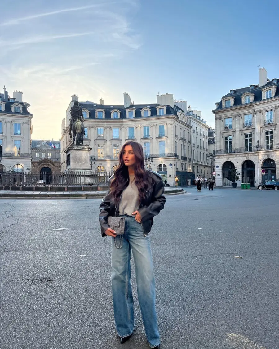 Chic Flare Jeans in Parisian Style