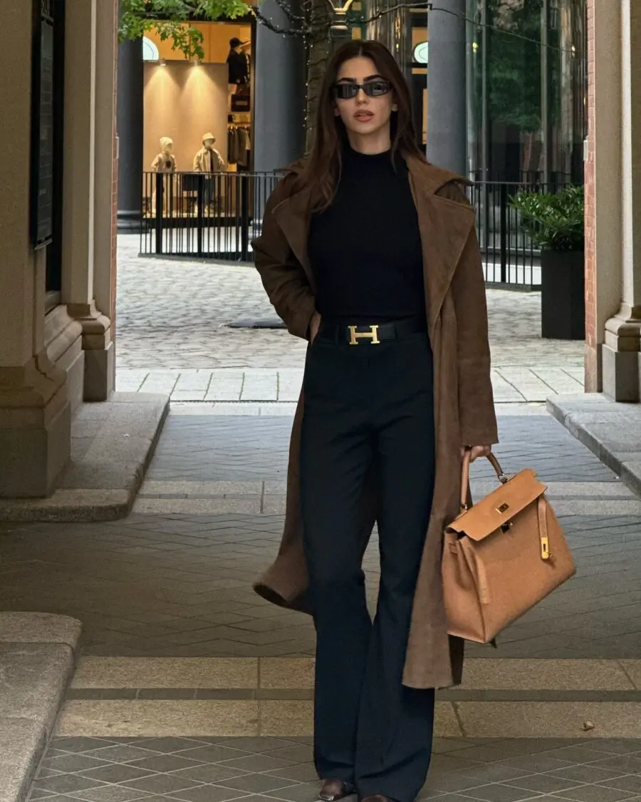 Chic Street Style with Flare Jeans