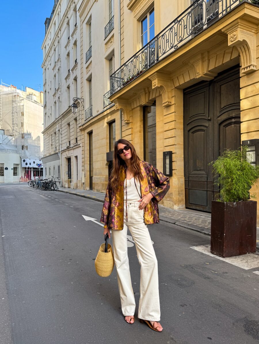 Chic Flare Jeans Look in Urban Setting