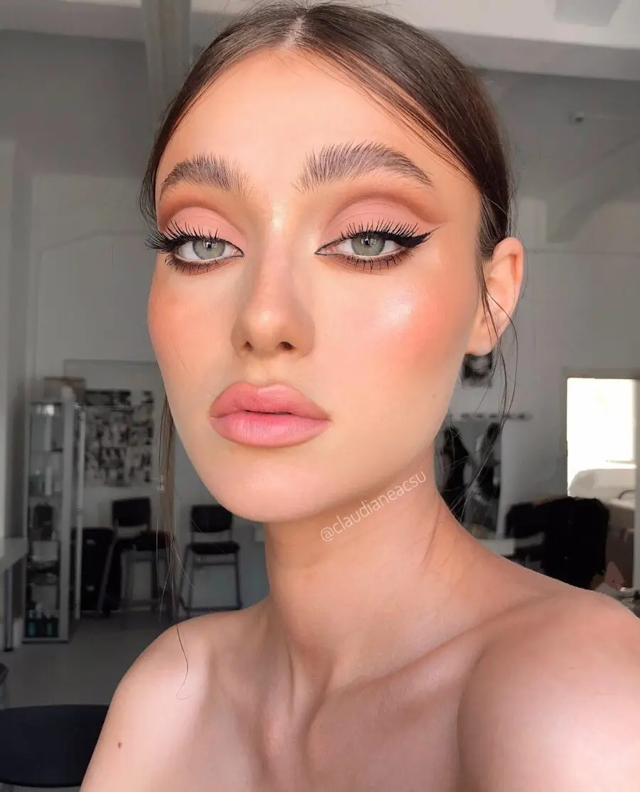 Elegant small eyes makeup for a chic look