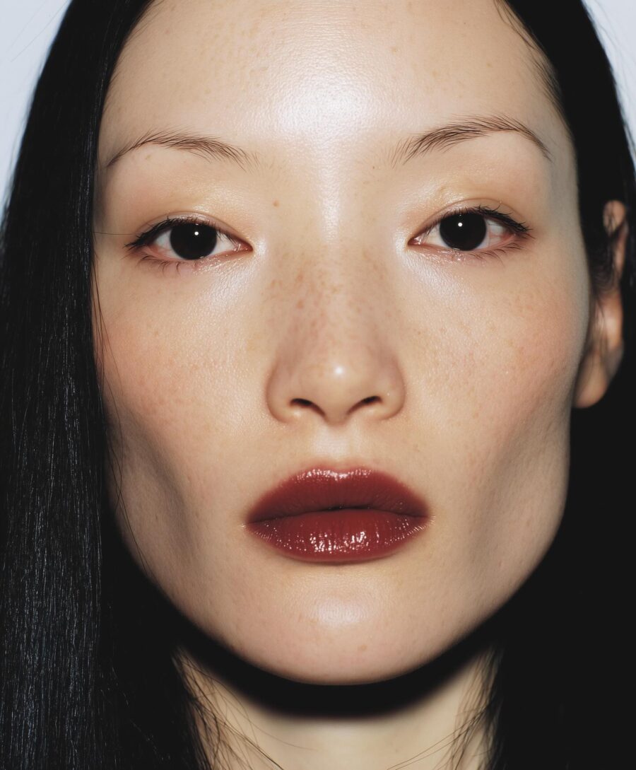 Effortlessly chic glossy thin lips style