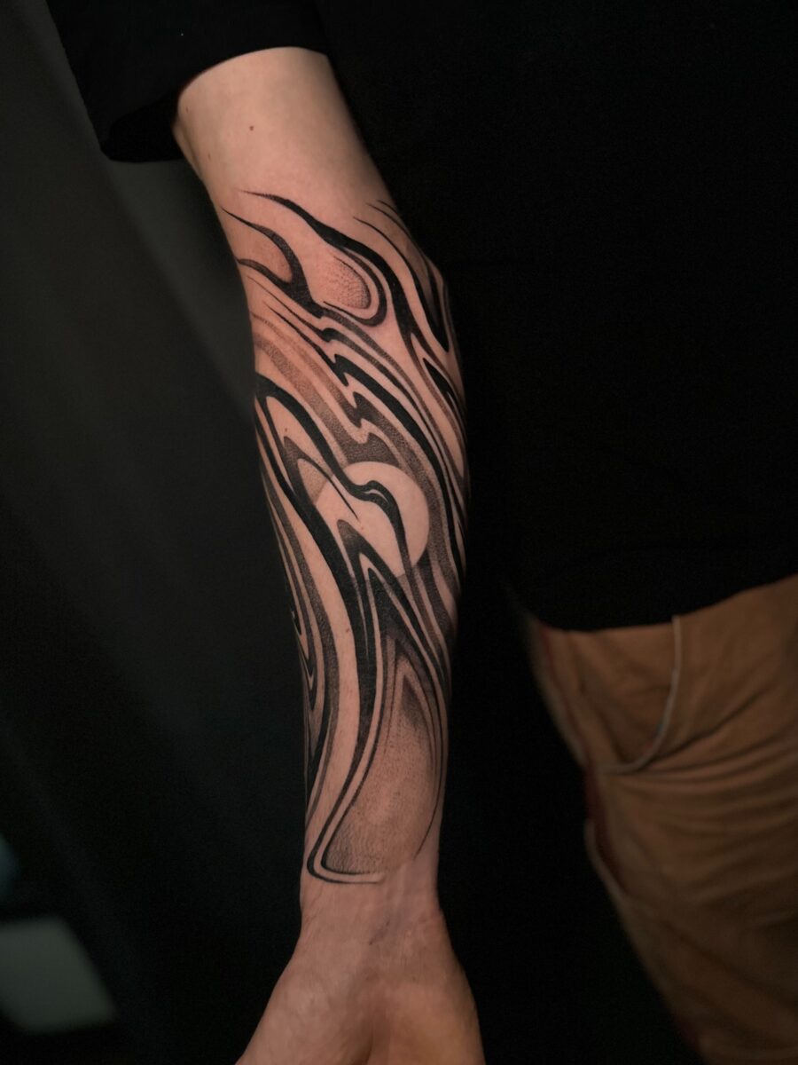 Dynamic swirls in a captivating half sleeve